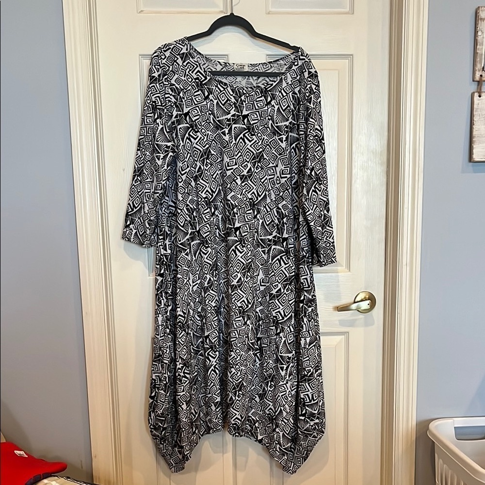 # Black and white 1X tribal print Midi Dress
